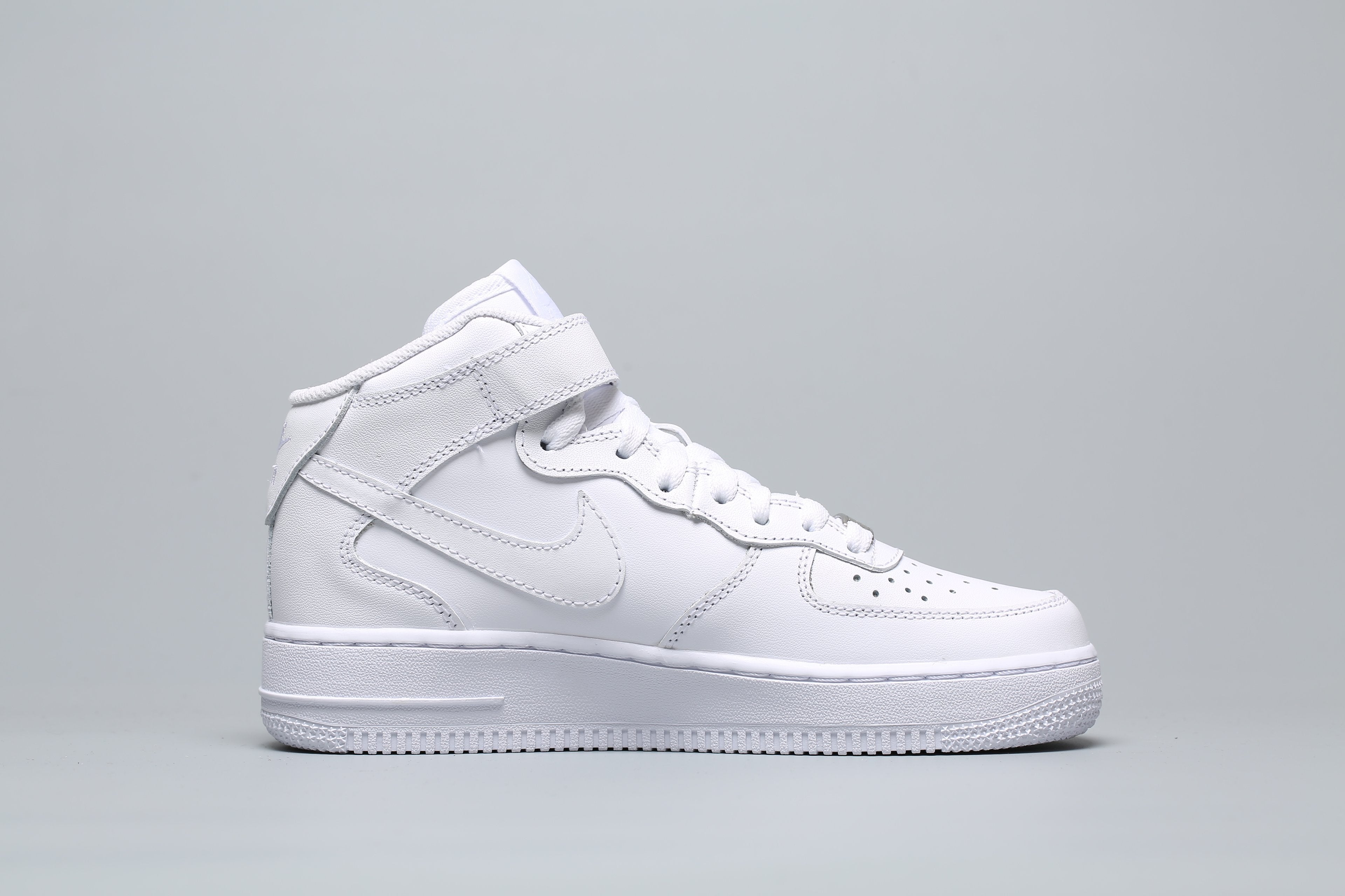 Classic Low Sneaker Mid All White AF1