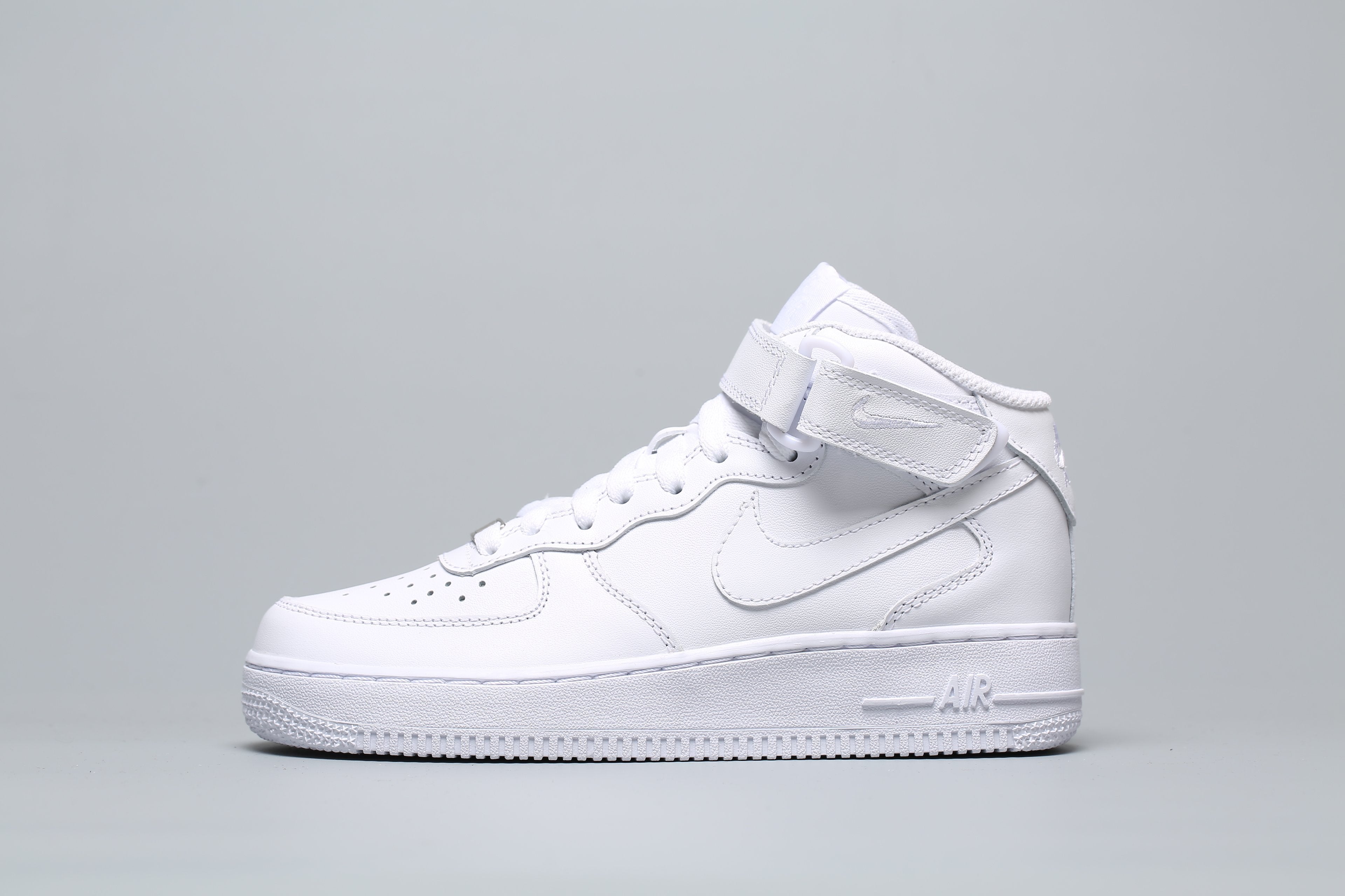 Classic Low Sneaker Mid All White AF1