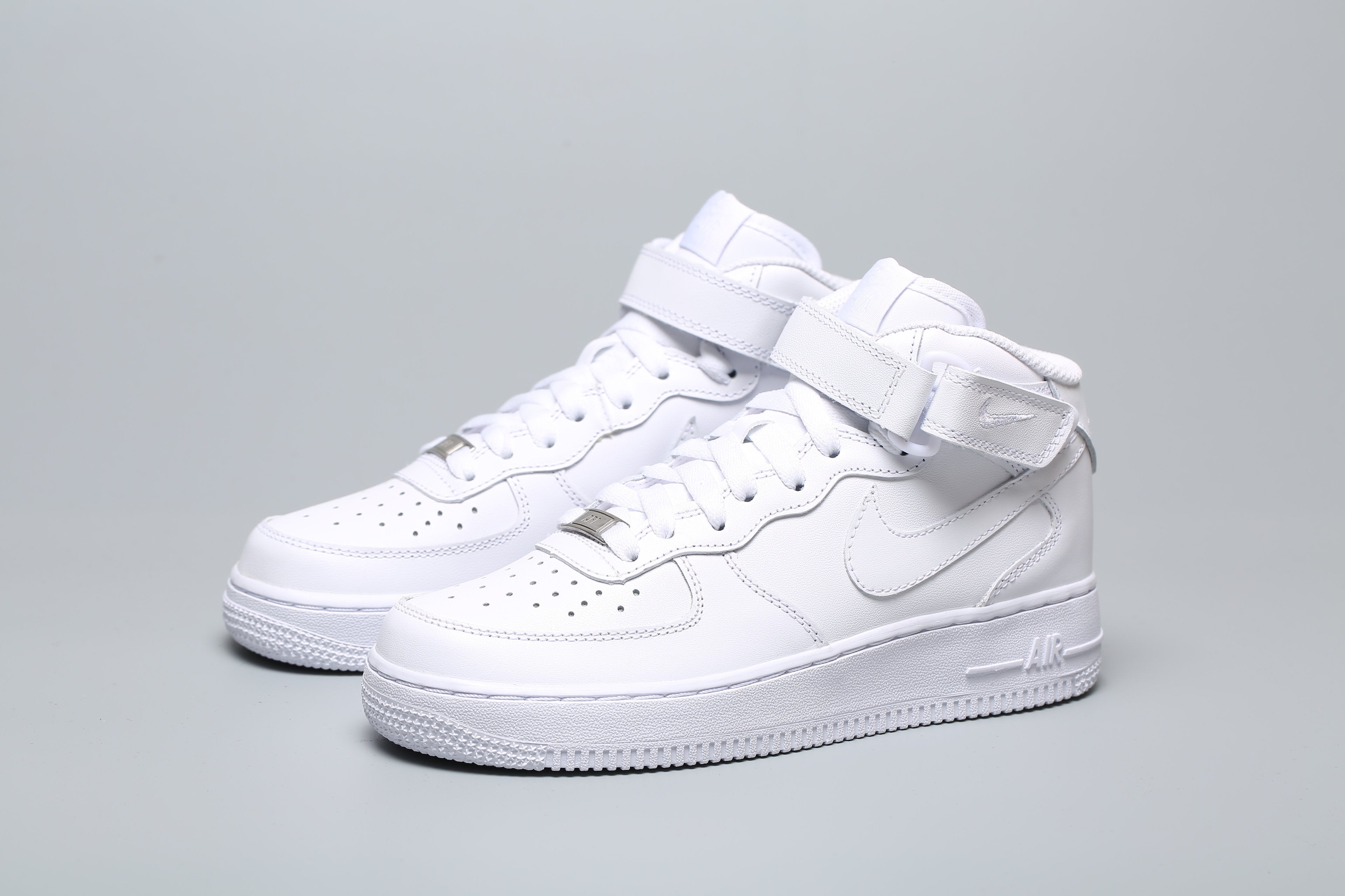 Classic Low Sneaker Mid All White AF1