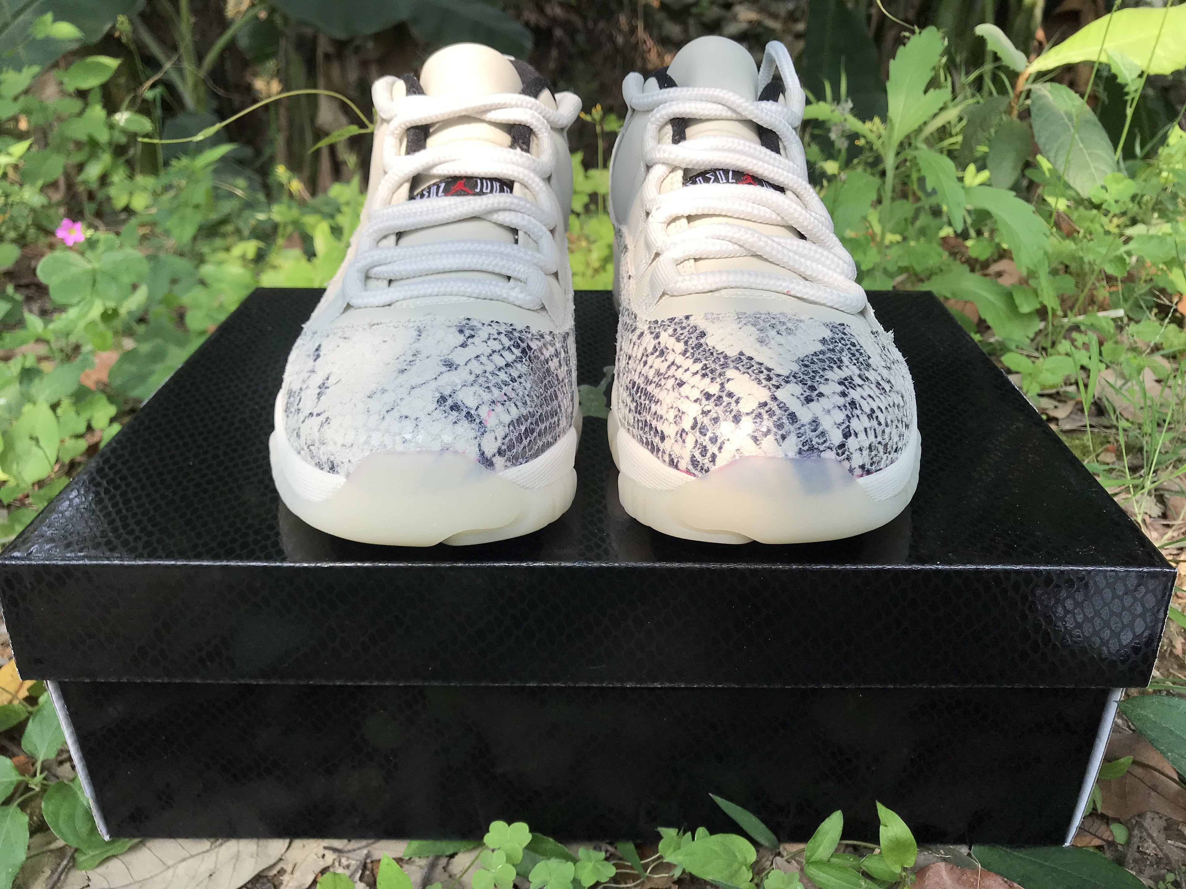 Retro Basketball Shoe 11 Low Custom XI Light Bone University AJ11