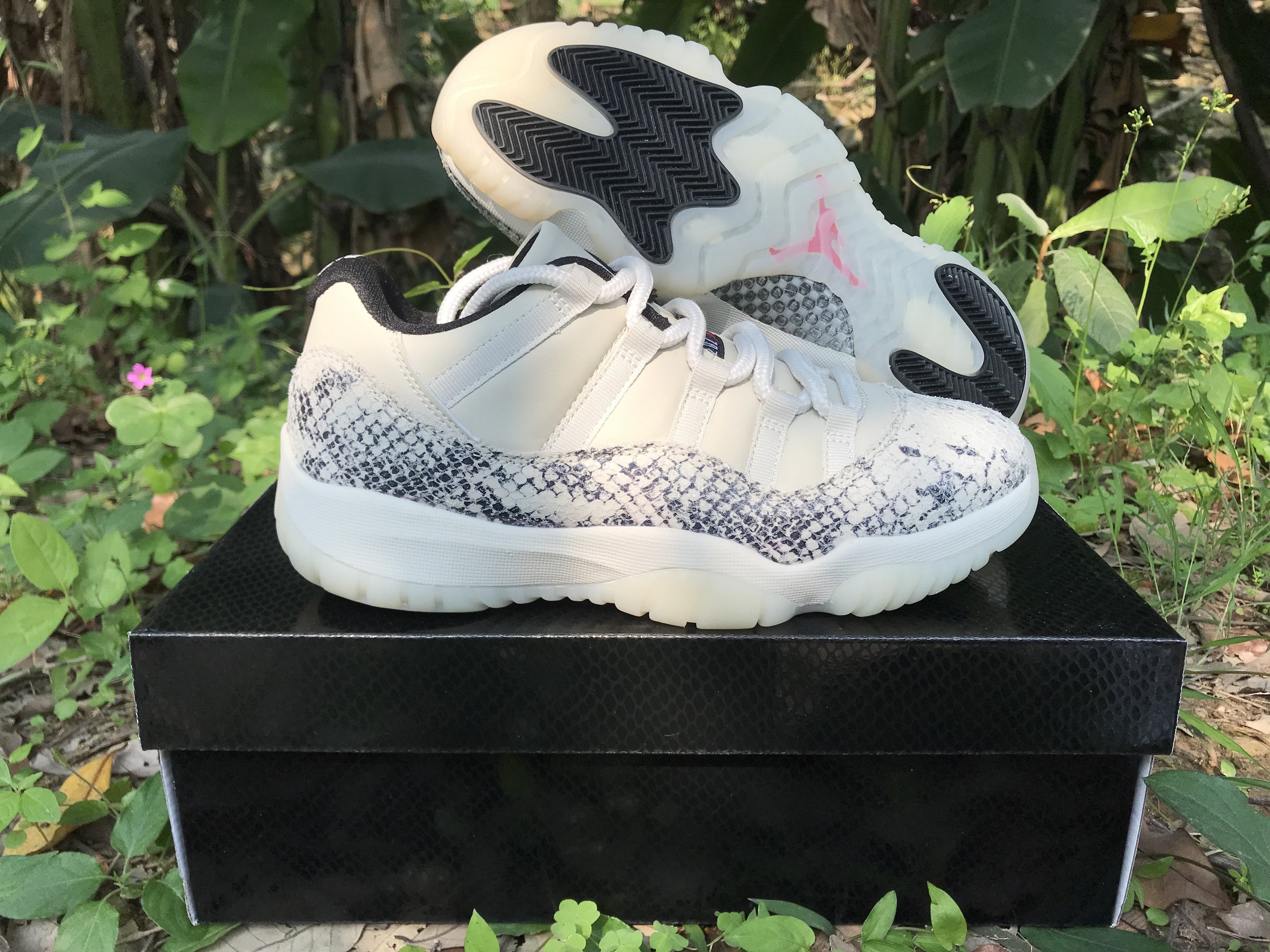 Retro Basketball Shoe 11 Low Custom XI Light Bone University AJ11