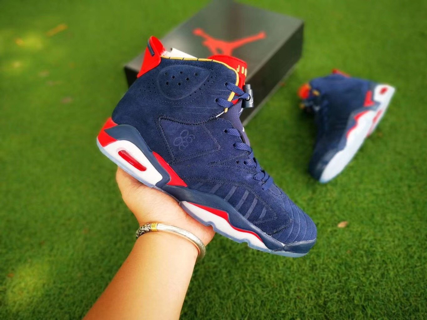 Retro Basketball Shoe 6 Suede Navy AJ6