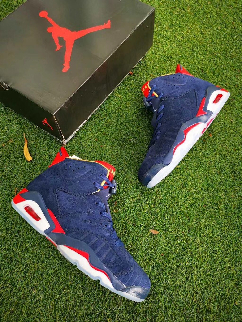 Retro Basketball Shoe 6 Suede Navy AJ6